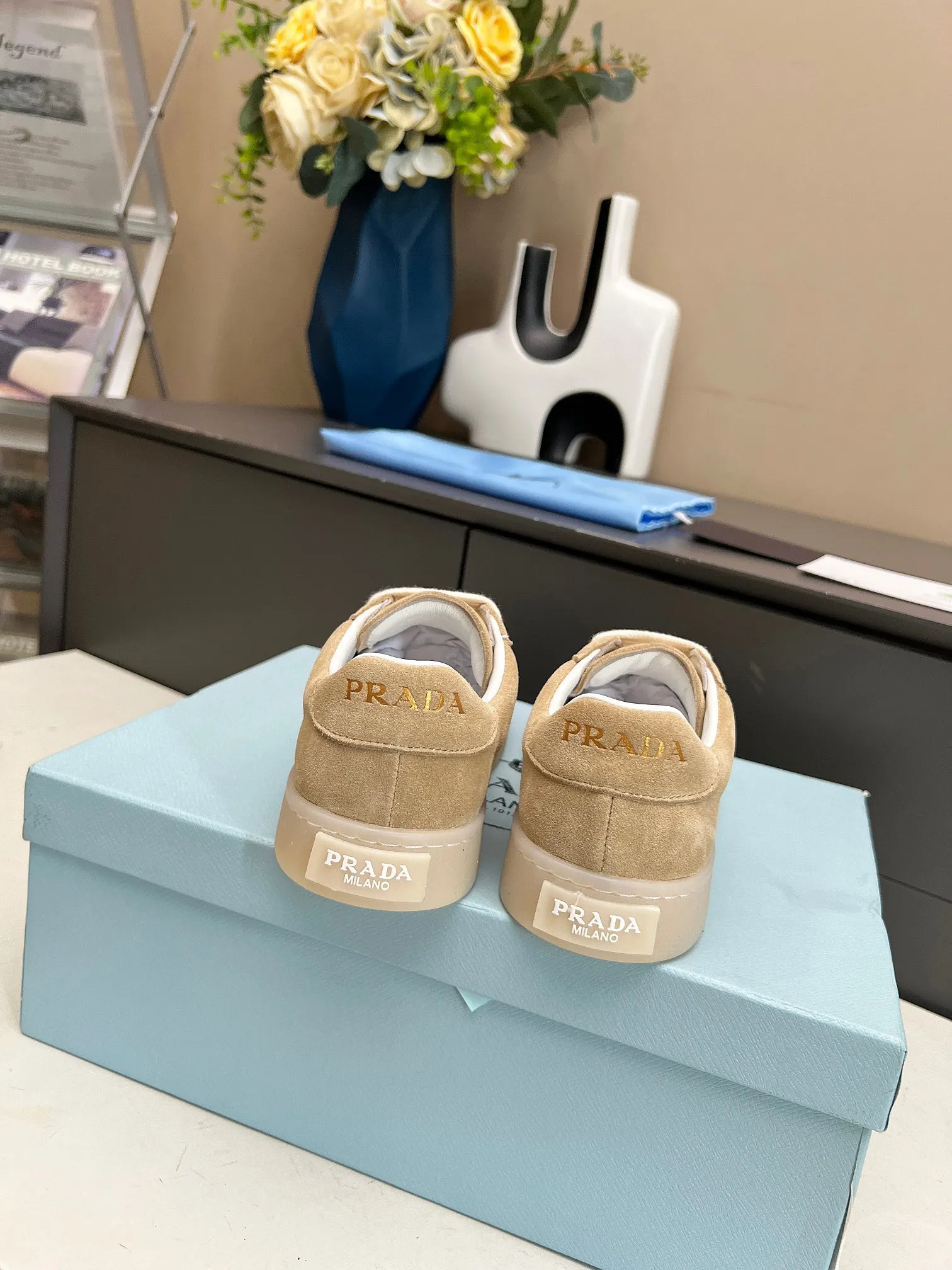 👟👟Ex-factory price 480👟👟 2024 Prada/Prada "couples" metal logo decorated Lane leather sneakers. This sneaker is fashionable and simple, showing the full integration of minimalist style and sports personality. Easy to wear and durable, artistic retro style. Leather material: original imported cowhide. Lining: sheepskin lining. Shoe logo: enamel-coated triangular metal logo. Size: 35-45 (female 41, male 45, custom-made, non-returnable).